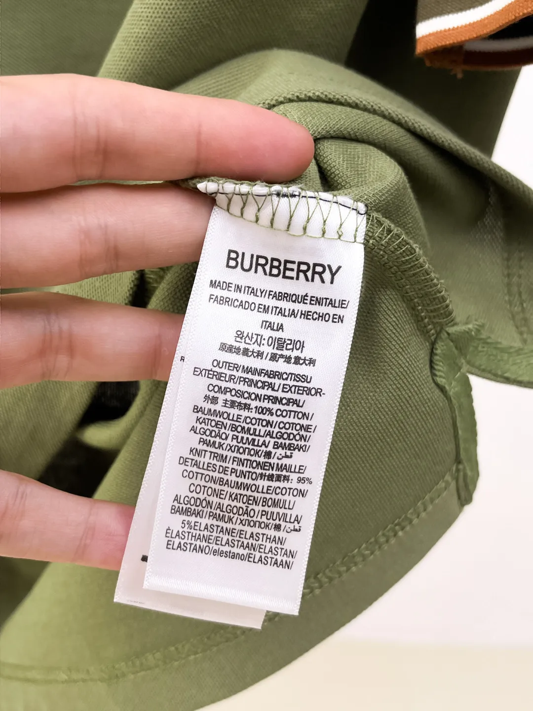 Burberry New Arrival Polo shirt, complete with three labels, original fabric, original customized accessories, official Same Style, made of 210g pure cotton pique fabric, customized same-tank dyed fabric, very comfortable and smooth to the touch, very wide and stylish, produced by the first-line brand Factory, imported Behringer embroidery machine, embroidery is full and textured, the collar rib is woven with imported yarn, does not deform after long-term wear, the most New Arrival style in spring and summer, fashionable and individual Super Versatile and good-looking. It is very suitable for both men and women. It is a must-have for everyone. Size: S-XXL